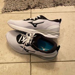 Mizuno women’s revolt sneakers